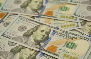 Para arka planda, 100 Amerikan doları bir dünya para rezervi olarak banknotlar.