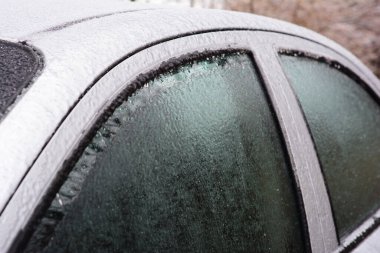 Donmuş araba camları, dondurucu yağmurdan sonra araba camları. Kışın soğuk havada buzlu araba camlarının nasıl çözüleceğini.. 