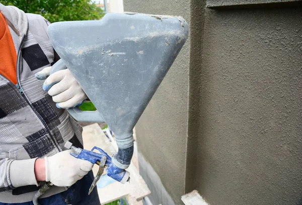 Byggnadsentreprenör Renoverar Gör Yttre Väggar Huset Tillämpa Stuckatur Spaying Konsistens — Stockfoto