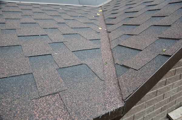 Asphalt Shingled Roof Inspection Roof Valley Flashing Asphalt Shingled Waterproofing — Stock Photo, Image