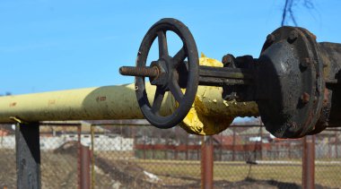 Doğal gaz boru hattı taşımacılığı. Kapakçıklı doğal gaz boru hattı ağına yakın çekim.  
