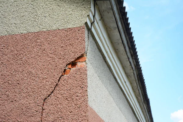 Serious Stucco Crack Corner House Rooftop Repairing Stucco Crack House — Stock Photo, Image