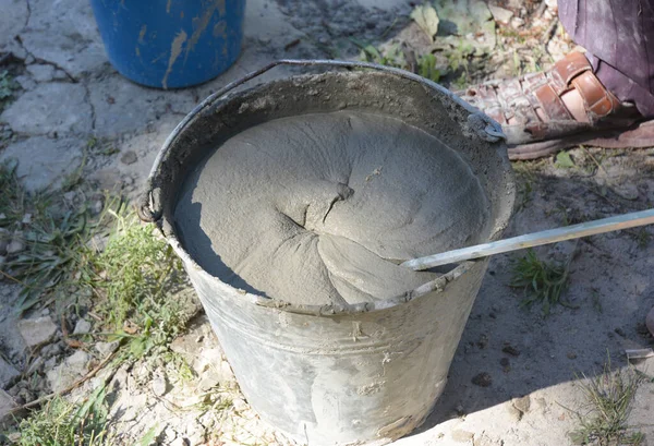 Nşaatta Tuğla Döşemek Için Karışık Çimento Harcı Olan Bir Kova — Stok fotoğraf