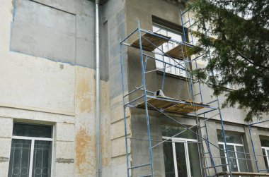 Bina onarımı ve cephe yenilenmesi için ön duvarları sıvayıp sıva sürdüm. Boyamadan önce cepheyi alçılıyor..