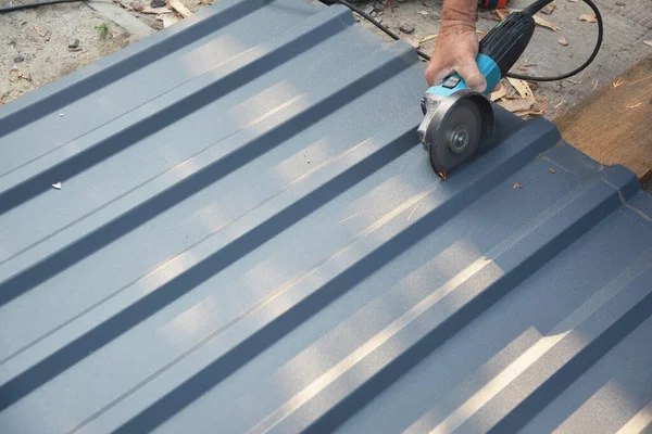 屋顶是用动力角磨床切割波纹金属屋面 金属屋面瓦 — 图库照片