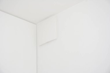 Banyo yenileme: zarif banyo havalandırması, beyaz duvarda kaybolan egzoz vantilatörü. Banyoya gizlenmiş modern havalandırma.. 