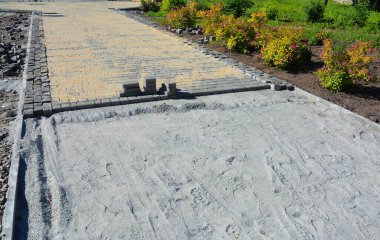 Paver geçidi, patika kurulumu ve inşaatı: Beton kaldırımların kurulumu ve ekleme kumu.