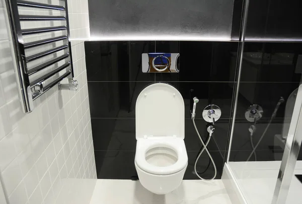 Eine Moderne Schwarz Weiße Toilette Badezimmer Mit Wandmontierter Toilettenschüssel Bidet — Stockfoto