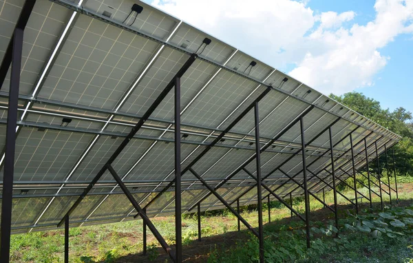 一个后视镜 底部的太阳能电池板安装在地面上 太阳能电池板的建造 两极的安装 太阳能耙 — 图库照片