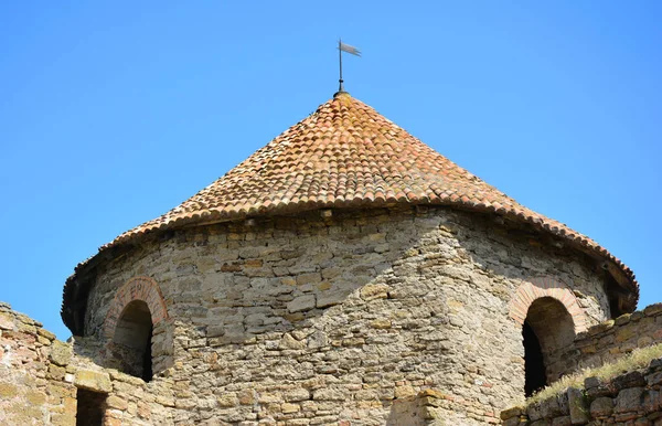 Una Torre Una Fortaleza Medieval Con Paredes Gruesas Piedra Caliza —  Fotos de Stock