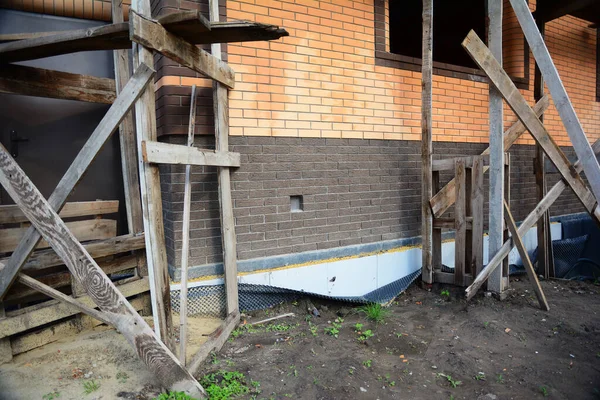 Beschädigte Fundamentabdichtung Eines Bau Befindlichen Hauses Schlecht Installierte Grübchen Wasserdicht — Stockfoto