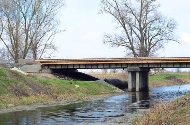 Eski bir yol köprüsü onarımı ve onarımı. Bir yol köprüsü onarımı, yeniden yüzeye çıkma, iyileştirme ve yeniden yapılanma.. 