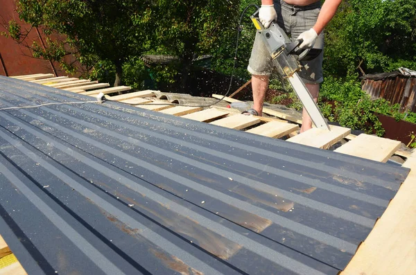 屋顶建造 一个屋顶用电锯屋顶护板切割 甚至在安装轻型金属瓷砖之前就已经使屋顶边缘了 — 图库照片