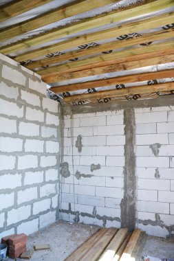 KYIV, UKRAINE - Mayıs, 30, 2021: Otoklavize edilmiş beton bloklardan inşa edilmiş tavan arası odası ve ahşap tavan kirişleri üzerinde buhar bariyeri. 