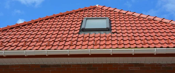 Construcción Techos Techo Azulejos Rojos Con Una Ventana Tragaluz Instalada — Foto de Stock