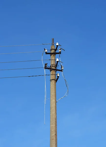 电线杆一种电线杆 电线断裂的电线杆 暴风雨后受损的电缆或飓风造成停电和电力供应中断的原因 — 图库照片