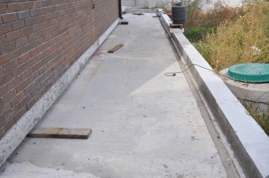 Arka bahçe fikirleri. Evin arka tarafında lağım çukurundan çok da uzak olmayan beton bir geçit inşa ediliyor..