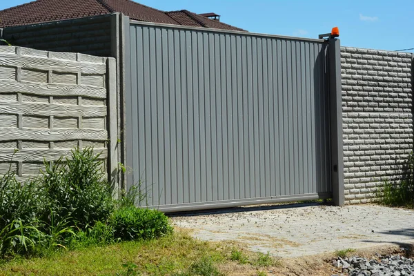 Een Close Van Een Grijze Metalen Schuifautomaat Schuifpoort Met Een — Stockfoto