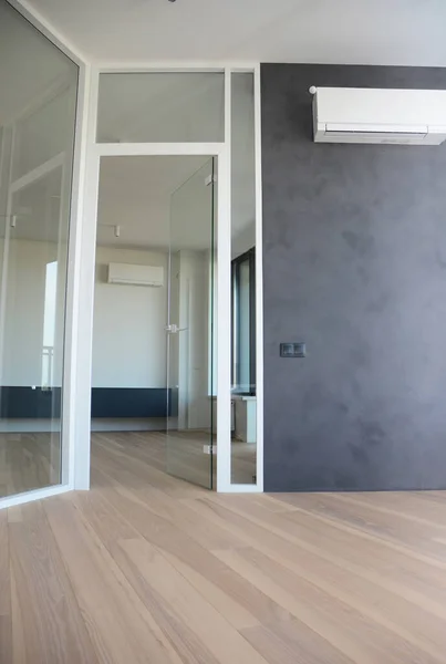 Apartamento Estudio Moderno Vacío Con Una Partición Pared Vidrio Divisor —  Fotos de Stock