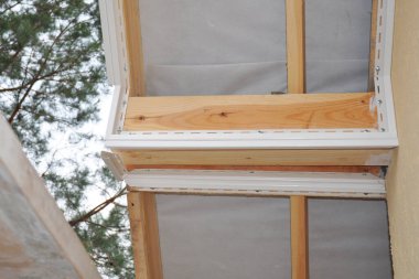 Çatı inşaatında uydu tesisatı. Çatının alt kısmının düşük açılı görüntüsü ve bir kanal eklemek için sabun panelleri. 