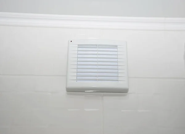 Primer Plano Ventilador Ventilación Baño Ventilador Escape Ventilación Baño Con — Foto de Stock