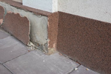Bozuk bir sıva temeli, kötü su geçirmezlik ve ıslaklık yüzünden bodrum katı. Bir kayma, çatlamış sıva, evin dışındaki bodruma düşme.. 