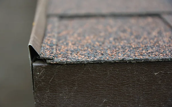 一种以沥青屋面材料厚度为重点的屋面沥青页岩的特写 — 图库照片