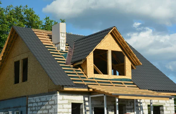 Konstrukcja Dachów Poddaszu Zbliżenie Drewnianego Dachu Ramy Nad Barierą Parową — Zdjęcie stockowe