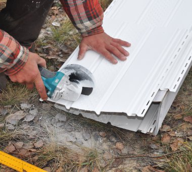 Çatı tamircisi çalışan elektrikli bir araç tekerlek taşlama ile çatı evine recessed kesmek için kullanır.