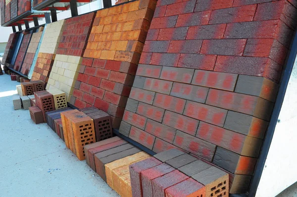 Materiais de construção e construção, pavers de concreto colorido (pedra de pavimentação) ou blocos de pátio para venda — Fotografia de Stock