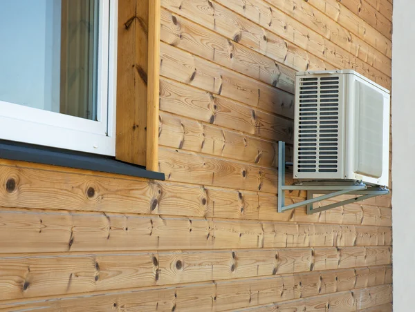 Condensador de ar condicionado na parede de madeira das placas . — Fotografia de Stock