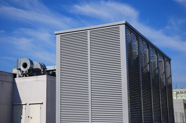 Industriella luftkonditionering och ventilationssystem på sreet — Stockfoto
