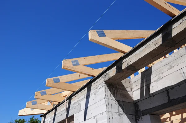 Installation of wooden beams at construction the roof truss system — Stock Photo, Image