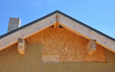 Mavi gökyüzü karşı Attic yeni ev cephe izolasyonu