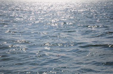  Gün batımı, düşük açılı görünümü dalga deniz ile yakın ışık. Dokulu s