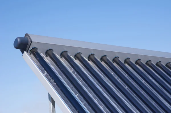 Primer plano del sistema solar de calentamiento de agua al vacío en el techo de la casa — Foto de Stock