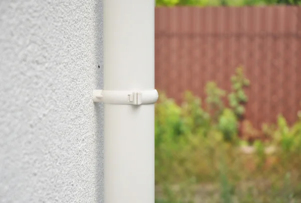 Regenrinnensystem mit Kopierraum. Fügen Sie Ihren Text hinzu. — Stockfoto