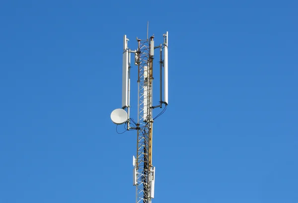 Torre de telecomunicações móveis — Fotografia de Stock