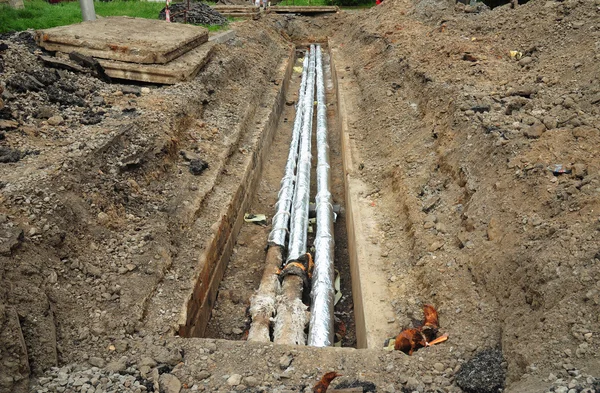 Pipes for water in an earthen trench. Repair and replacement of — Stock Photo, Image