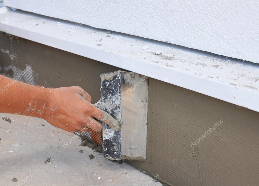 El estuco de la pared con la trompeta. — Foto de stock © thefutureis
