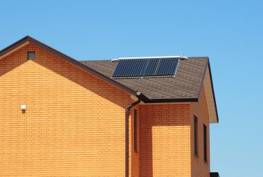 Vakum koleksiyonerler - güneş enerjili su ısıtma sistemi, havalandırma, yağmur oluk bitüm çatı üzerinde