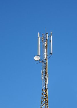 Mavi gökyüzü arka plan üzerinde hücresel verici