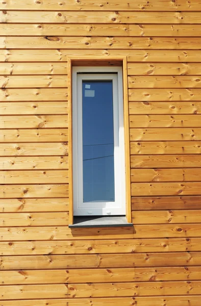 Nowe plastikowe okna i ściany nowoczesny dom drewniany — Zdjęcie stockowe