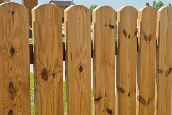 美しい木製の庭のフェンス クローズ アップ — ストック写真