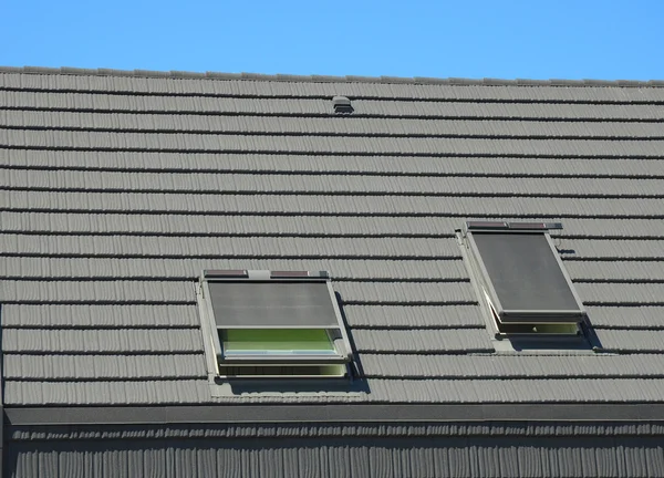 Dachfenster und Sonnenrollos. — Stockfoto