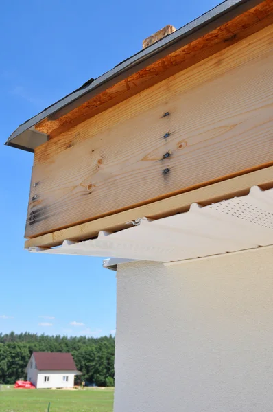 Repair roof eaves. Roofing against blue sky — Stock Photo, Image