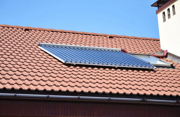 Nahaufnahme von Vakuum-Solaranlage zur Warmwasserbereitung. Energieeffizienzkonzept. — Stockfoto