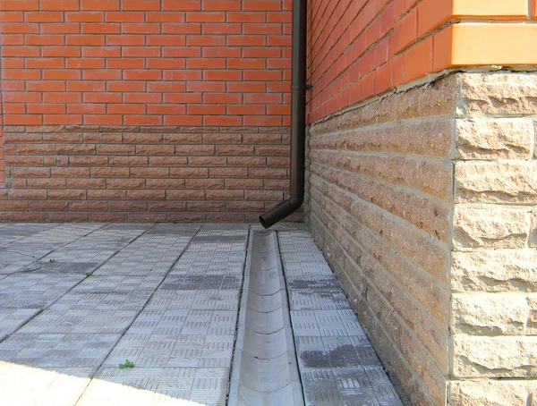 Closeup patika üzerinde yağmur oluk ve drenaj sisteminin