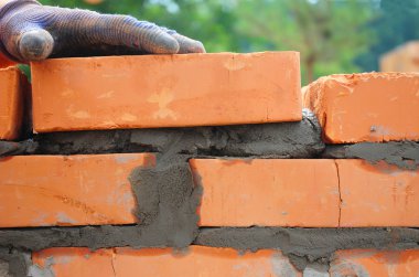 Kırmızı tuğla yükleme bir çimento çalışan bir closeup