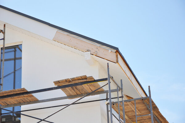 Угол дома с карнизами, стропилами, фермой. Установите мягкие материалы и детали изоляции крыши. Крыша
.